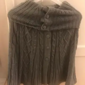 Grå poncho från H&M. 