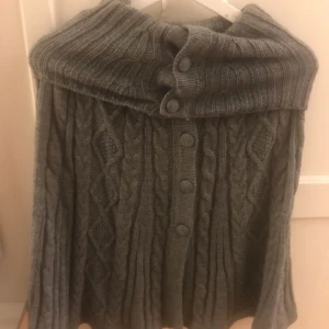  - Grå poncho från H&M. 