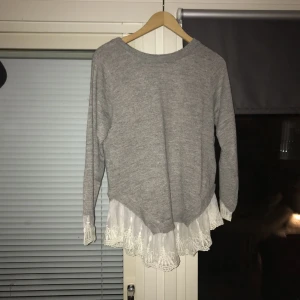  - En stickad tröja med spets oanvänd 
