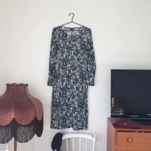 - Långärmad, mönstrad,  lätt transparant klänning från Monki, knappt använd!  Köparen betalar frakt 