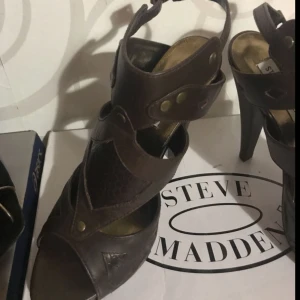 - Steve Madden sandaler i brunt använda endast en gång. Hoppas bli använda lite mer av någon som festar oftare. 