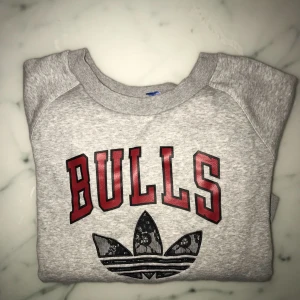  - Snygg och mysig Adidas tröja mycket sparsamt använd, säljes pga att den har tyvärr blivit för stor för mig.