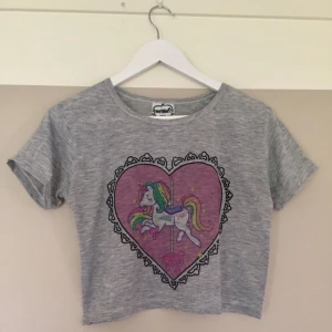  - Kort t-shirt. Använd endast 2-3 gger. Frakt ingår