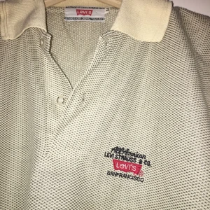  - Levis-piké! 50 spänn pga hål i armhålan som dock är lätt fixat för den som orkar :)) Storlek 34!