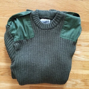  - Militärtröja köpt på myrorna. Den sitter tajt men är i ett stretchigt material. Jag bedömer den som en S, i tröjan står det bara strl 100cm. Frakt 69kr. 