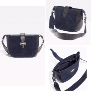  - Helt ny handväska från & other stories, med prislapp kvar. Kan skicka egna bilder på väskan om ni vill det.  Gjord i äkta mörkblå mocka och svart läder/skinn.  (Nypriset är 1200kr)  Jag säljer den för fast pris 800kr  Beskrivningen som finns på & other stories hemsida:  "Designed in Paris. A classic crossover bag featuring soft suede in midnight blue together with black leather and metallic details."