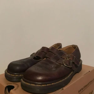  - Ascoola Martens köpta på beyond retro för några år sedan men har aldrig kommit till användning tyvärr:/ Väldigt sköna och mjuka och med spännen vilket e nice✨ Det står ingen storlek på dom men jag har 37 och dom sitter jättebra✨Köparen står för frakten.