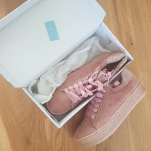  - Aldrig använda. Små i storlek, passar 39. Glittrig sula, mockaimitation, genomgående samma färg.