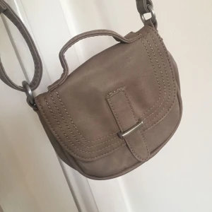  - Liten gullig väska i skinn💕 grå/beige