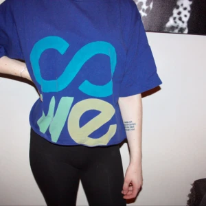  - Mörkblå avklippt T-shirt från Sweet Skateboards. Storlek large. Som en oversize croptop :)  Frakt 30kr