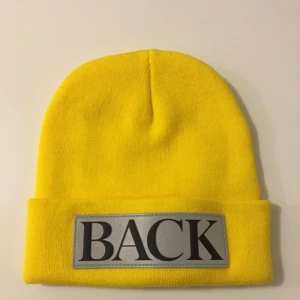  - Helt ny mössa från BACK. Sååååå snygg! Går inte att köpa längre, passa på att fynda!❤️❤️😀😀✨✨  Frakten betalas av köparen för en billig peng😙❤️