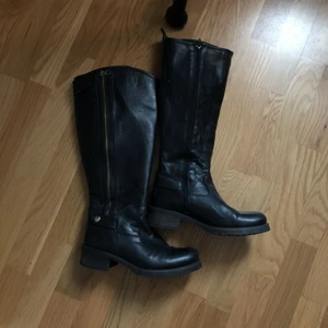  - Säljer snygga boots från scorett! Smala och bra i benen, storlek 38. Nypris 1800kr