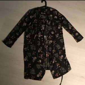  - En tunn trenchcoat från Gina Tricot. Snörning i midjan. Använd 3 gånger 