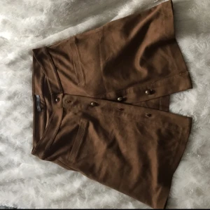  - Superfin moccakjol med guldknappar. Använd 2 gånger. 