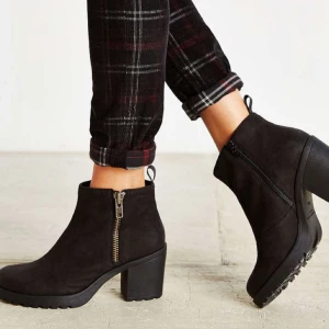  - Vagabond skor i skinn med klack. Supersköna och lätta att gå i! Använda ca 3 gånger. Kartong medföljer ifall man vill :) 