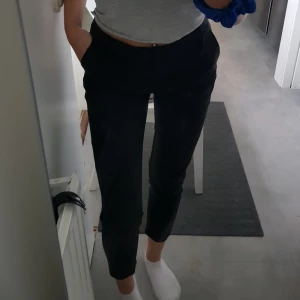  - Helt nya kostymbyxor som endast är använda 1 gång. Tycker dom sitter lite pösigt på mig därför säljer jag. För övrigt väldigt fina och fräscha (dem ser lite dammiga ut men det går att ta bort) Skriv för mer frågor 💗