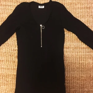  - Weekday! Superfin svart tröja, storlek S, med dragkedja fram. 🐆 kan mötas upp i Stockholm, annars betalar köparen frakt. 