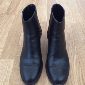  - Skor i svart läder från Whyred. Modell Luisa. Nypris ca 3000kr.  Sparsamt använda, fint skick men behöver sulas. 