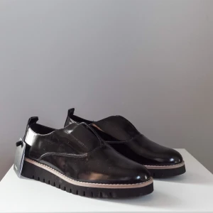  - Svarta skor från Zara i ”vinyl”/blankt ”läder” liknande material • Aldrig använda och superfint skick • Upphöjd häl