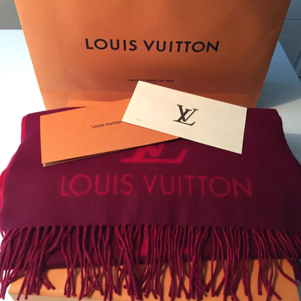 Säljer en oanvänd Louis Vuitton scarf i 100% Kashmir. Modellen heter Reykjavik scarf.  Är endast provat. Mycket skön och fin sjal. Kvitto finns! . Accessoarer.