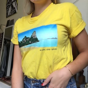  - SÅ snygg t-shirt köpt på secondhand! Snygg med en turtleneck under också, älskarrr!! 