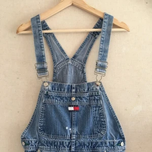  - Passar st S-L beroende på hur en vill att byxdressen ska sitta!