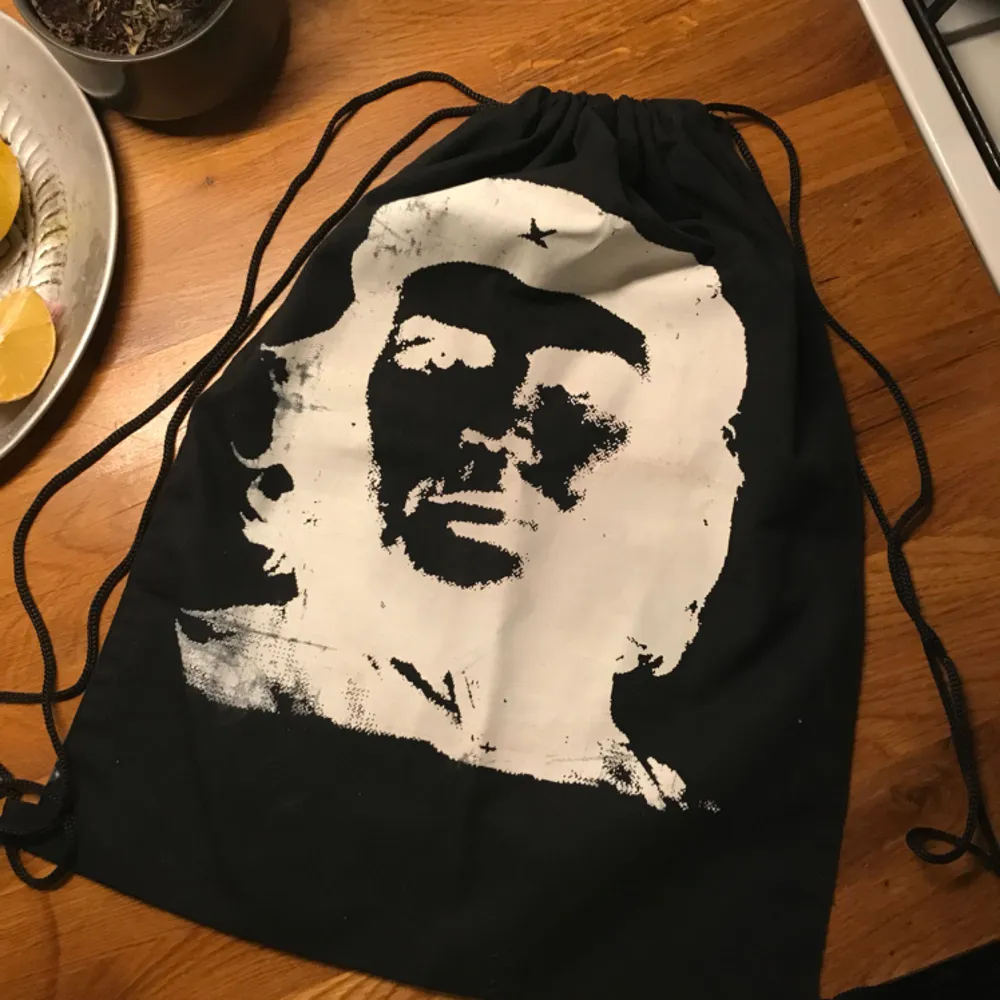 Gympapåse med Che Guevara, köpt i Colombia och aldrig använd . Väskor.