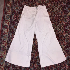  - Jättesnygga 70-tals brallor från Weekday i storlek M! Nypris ca 499 kr, säljer för 150 kr! Höga i midjan och tajta vid rumpan!