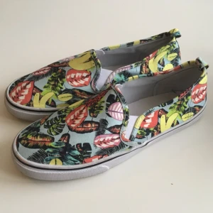  - vans i härligt mönster, som jag bara använt ett par ggr. supersköna och luftiga när det är varmt ute. går att tvätta. kmr lägga upp många annonser närmsta tiden och ju fler plagg du vill ha, desto större mängdrabatt får du. möts upp i sthlm eller skickar om du betalar frakten.