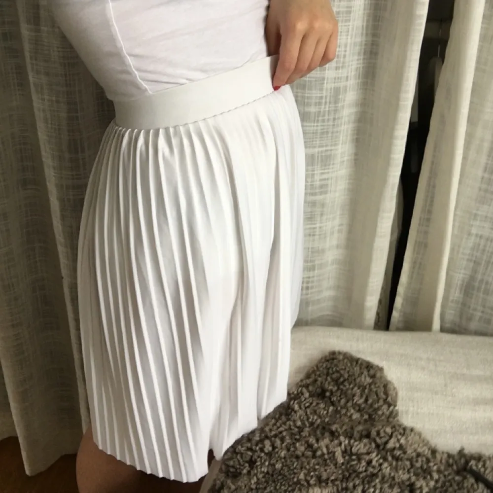 Jättesöt plisserad kjol, slutar ovanför knät på mig som är 160!. Kjolar.