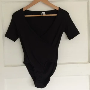  - Superskön svart v-ringas body från hm. Sparsamt använd och i mycket fint skick!