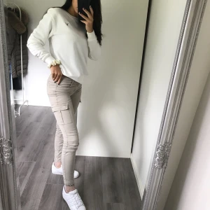  - Säljer mina cargojeans som knappt är använda, nypris 399kr.   Storlek 34 passar även 36. Finns ett litet parti som är ljusare men som inte syns i verkligheten så mycket. 