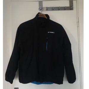  - En snygg jacka, tappat bort luvan men själva jackan är i bra skick. Använt ett få tal gånger. Sitter både bra på S & M. 