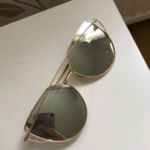 HELT NYA! Väldigt populära solglasögon från JFR med ram i guld och spegelglas 