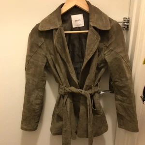  - Äkta mocka/skinnjacka från Mango med knytbälte i midjan. Khakifärgad. Nyskick. 