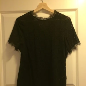  - Spetsblus storlek L men passar mer en M, aldrig använd. Inklusive frakt 