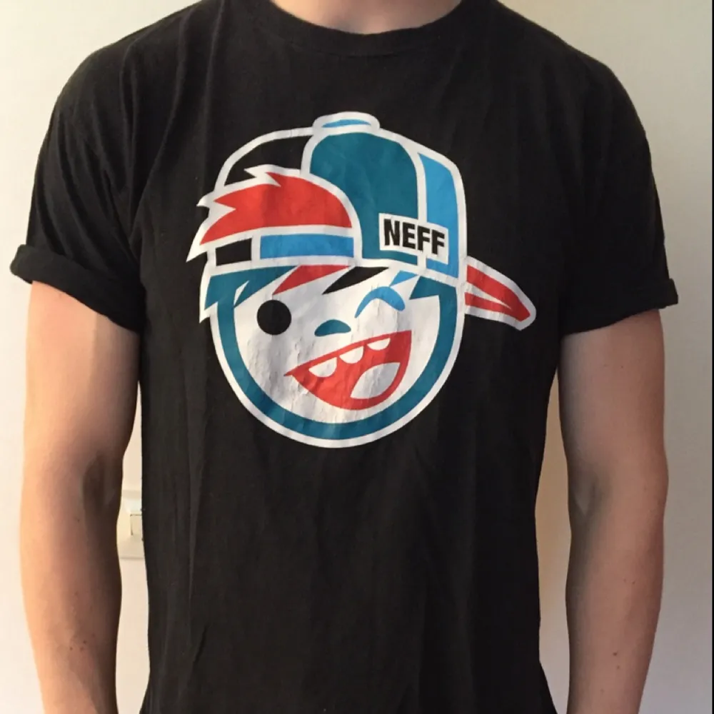 Neff T-shirt size M and fits like M. The print is a bit worn out and I personally think it gives it a cool touch. . T-shirts.