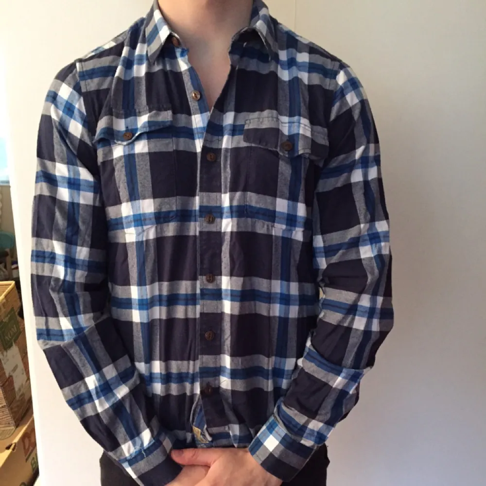 Vailent clothing. Flannel shirt bought at Carlings. Size S but fits S/M. . Skjortor.