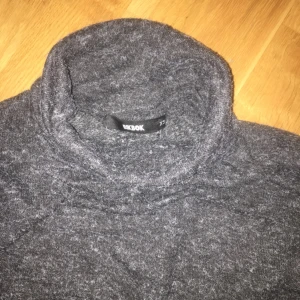  - Crop top, polo från bikbok   Som ny, storlek Xs 