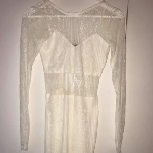  - Vit spetsklänning 