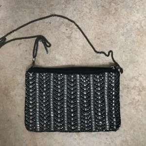  - Liten axelbandsväska med pärlor och nitar. Aldrig använd