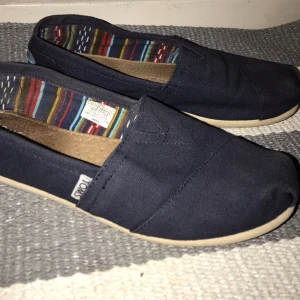  - TOMS skor, knappt använda. Frakt tillkommer