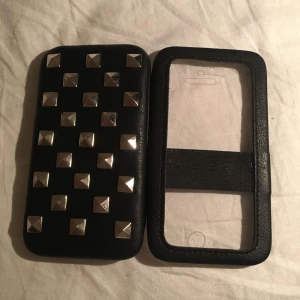  - iPhone 5 plånboksskal med touch plast på, får plats 4 kort och ett fack för pengar mm, bra skick aldrig använt. Swish går bra köpare står för frakt