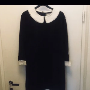  - Säljer denna favorit 🌟    ”Courtney Love-klänning” då den aldrig kommit till användning. Och är liite för kort för min smak (jag är 1.75)   Manchesterliknande ganska stretchigt tyg, trekvarts ärm och söt krage. A-linje dvs inte tajt. Endast provad.