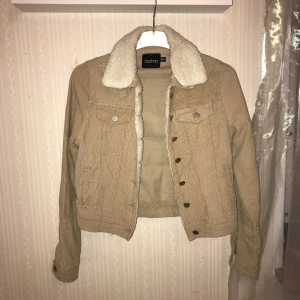  - Snygg manchester jacka med en avtagbar pälskrage. Topp skick!