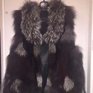  - Säljer min äkta pälsväst som är som ny. Passar S/M. Säljs för 1000kr.