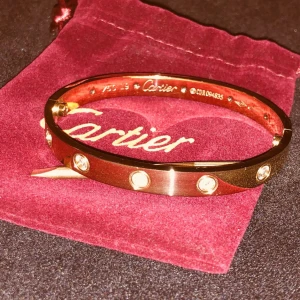  - I got it as gift on Valentin’s day but didn’t on my hand , that’s why i am selling