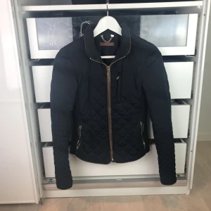  - Jacka i strl xs, endast använd ett fåtal gånger så i superfint skick! Nypris 699kr. 