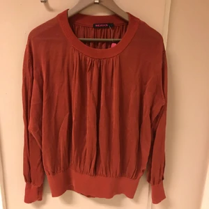  - En finstickad tunn tröja från Indiska. Muddar i armslut och midja. Stl L men funkar även till en M, lite oversize känsla över den. Prislapp kvar så aldrig använd. 