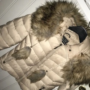  - Säljer min Hollies vinter jacka,pälsen är inte äkta men jackan är såklart. Ena jackfickan har gått sönder men går lätt att laga för en billig peng eller själv.
